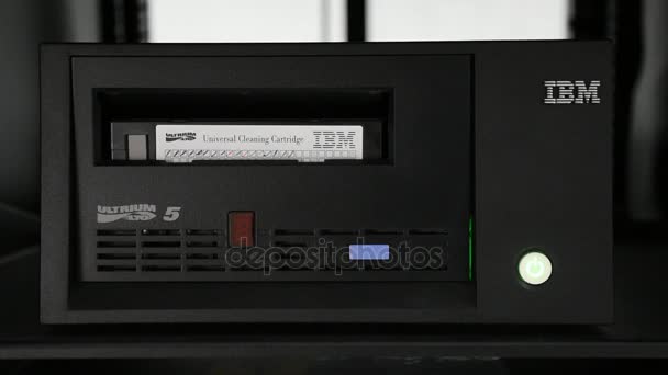 Hapus pita dari tape drive pada Server Komputer — Stok Video