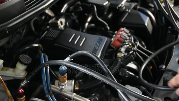 Проверка двигателя автомобиля в гараже — стоковое видео