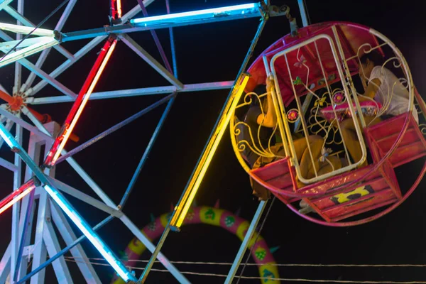 Parque de atracciones en un carnaval del festival del templo —  Fotos de Stock