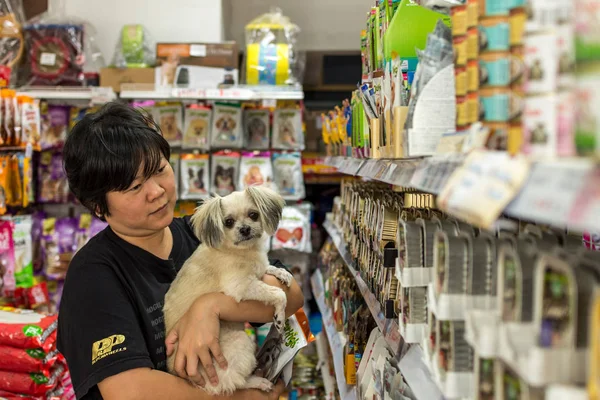 Women and her dog shop at pet shop — Stock Photo, Image
