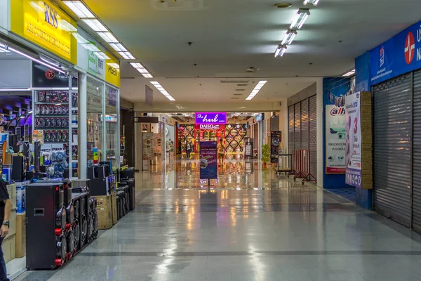 Tienda por departamentos o centro comercial — Foto de Stock