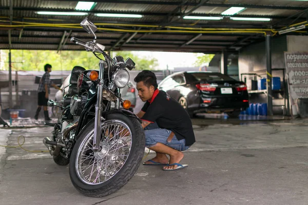 Очищення мотоцикл — стокове фото