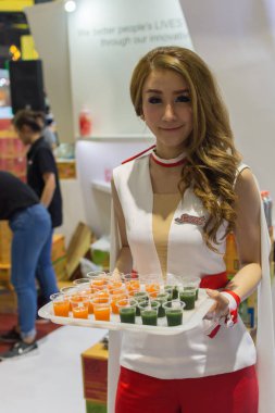 Kadınlar meyve hizmet veren içecek suyu