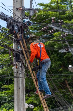 Elektrik hattı yüklemeye çalışma