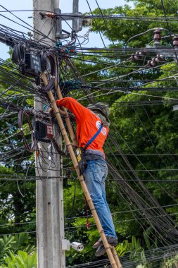 Elektrik hattı yüklemeye çalışma