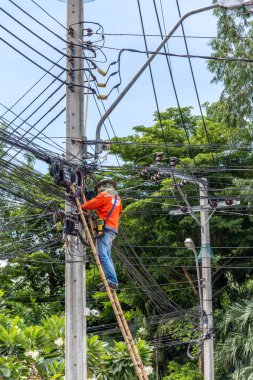 Elektrik hattı yüklemeye çalışma