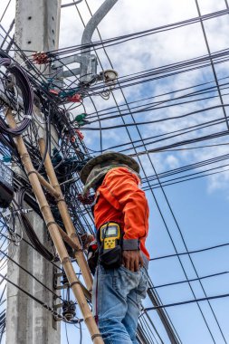 Elektrik hattı yüklemeye çalışma