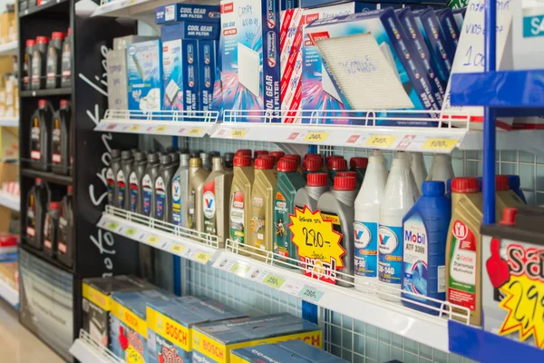 Muchos tipos de filtro y aceite lubricante en la tienda de automóviles —  Fotos de Stock