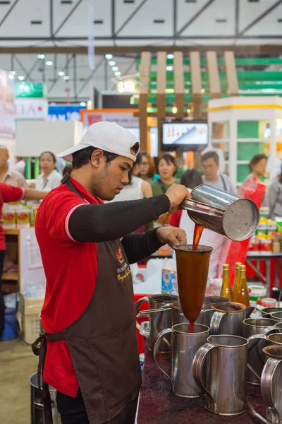 Chef che fa il tè tradizionale tailandese — Foto Stock