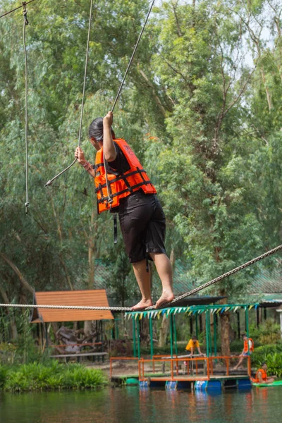 Asia personer på adventure baser sky walker — Stockfoto