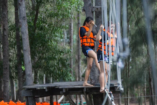 Asia personer på adventure baser sky walker — Stockfoto