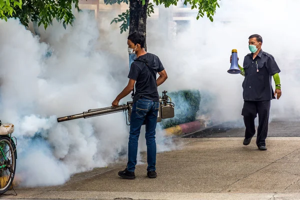 Mosquito de matar de rociado de Ddt nebulización — Foto de Stock