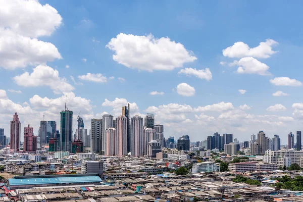 Cityscape e transporte durante o dia — Fotografia de Stock