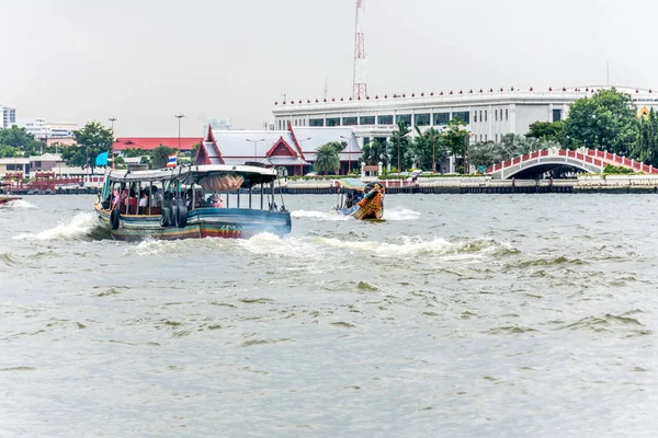 Boat travel on the Chao Phraya river — Stock Photo, Image