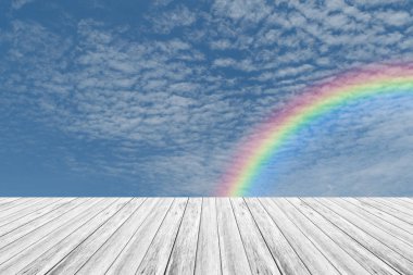 Ahşap Teras ve rainbow ile mavi gökyüzü bulut
