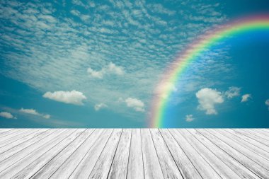 Ahşap Teras ve gökkuşağı gökyüzü bulut mavi, vintag içinde işlem