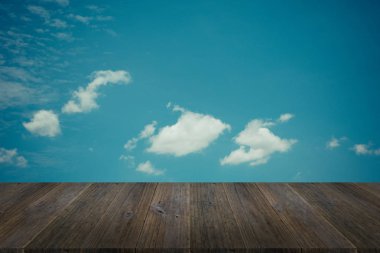 Mavi gökyüzü bulut ile ahşap Teras, vintage tarzı sürecinde