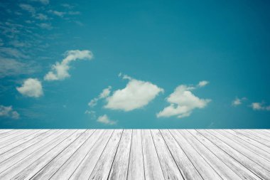 Mavi gökyüzü bulut ile ahşap Teras, vintage tarzı sürecinde