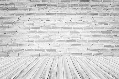 Doku yüzeyi ahşap teras ile kırmızı tuğla duvar