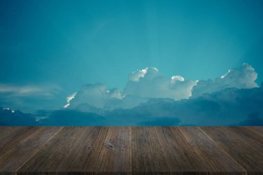 Mavi gökyüzü bulut ile ahşap Teras, vintage tarzı sürecinde