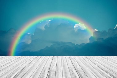 Ahşap Teras ve gökkuşağı gökyüzü bulut mavi, vintag içinde işlem