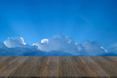 Mavi gökyüzü bulut ile ahşap Teras