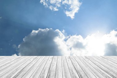 Mavi gökyüzü bulut ile ahşap Teras