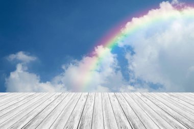 Ahşap Teras ve rainbow ile mavi gökyüzü bulut