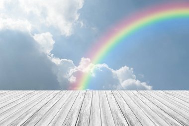Ahşap Teras ve rainbow ile mavi gökyüzü bulut