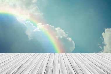 Ahşap Teras ve gökkuşağı gökyüzü bulut mavi, vintag içinde işlem