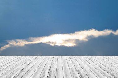 Mavi gökyüzü bulut ile ahşap Teras