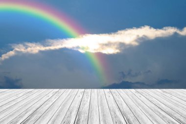 Ahşap Teras ve rainbow ile mavi gökyüzü bulut