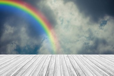 Ahşap Teras ve gökkuşağı gökyüzü bulut mavi, vintag içinde işlem