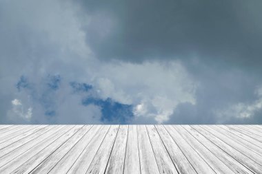 Mavi gökyüzü bulut ile ahşap Teras