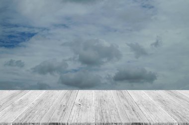 Mavi gökyüzü bulut ile ahşap Teras