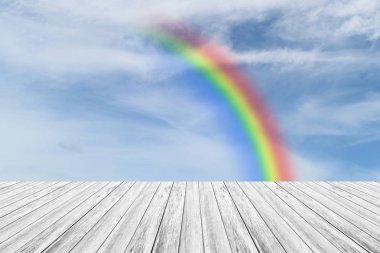 ahşap Teras ve rainbow ile mavi gökyüzü