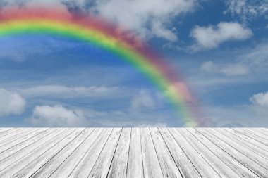 ahşap Teras ve rainbow ile mavi gökyüzü