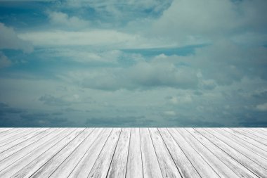 Mavi gökyüzü bulut ile ahşap Teras, vintage tarzı sürecinde