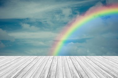 Ahşap Teras ve gökkuşağı gökyüzü bulut mavi, vintag içinde işlem
