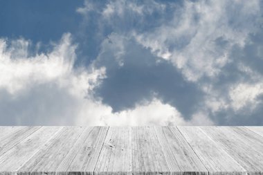 Mavi gökyüzü bulut ile ahşap Teras