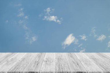 Mavi gökyüzü bulut ile ahşap Teras