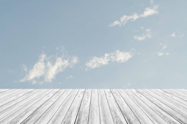 Mavi gökyüzü bulut ile ahşap Teras