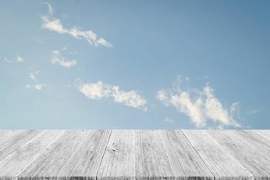 Mavi gökyüzü bulut ile ahşap Teras