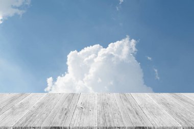 Mavi gökyüzü bulut ile ahşap Teras