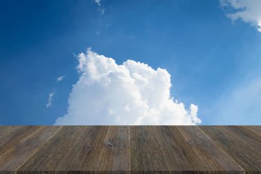 Mavi gökyüzü bulut ile ahşap Teras