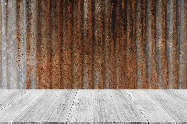 Struttura della parete in metallo ruggine con terrazza in legno — Foto Stock
