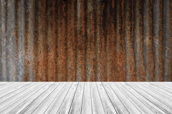 Struttura della parete in metallo ruggine con terrazza in legno — Foto Stock
