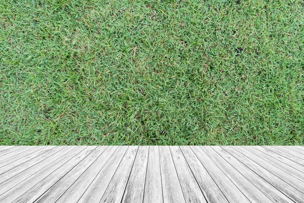 Terrazza in legno e struttura in erba — Foto Stock