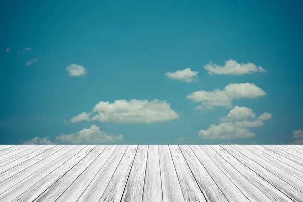 Blauwe hemel wolk met houten terras, proces in vintage stijl — Stockfoto