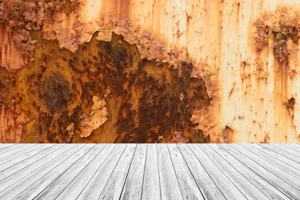 Metall Rost Wand Textur Oberfläche mit Holz-Terrasse — Stockfoto